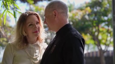 Sevecen bir çift Funchal, Madeira 'da güzel bir bahçede hassas bir anı paylaşıyor.