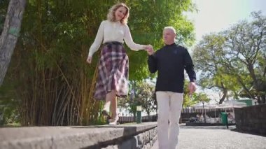 Romantik çift, güzel Santa Catarina Mantar Parkı, Madeira 'da keyifli bir gezinti yapıyor.