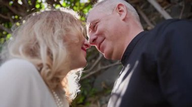 Romantik çift, yemyeşil bahçede mahremiyetin tadını çıkarıyor.