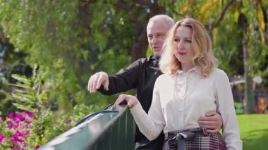 Olgun çift, botanik bahçesindeki bir belvedere 'den panoramik manzaranın keyfini çıkarıyor.