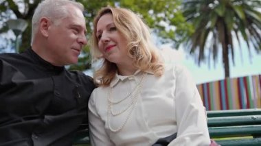 Sevecen, olgun bir çift, Madeira 'da bir bankta birbirlerine eşlik ediyorlar.