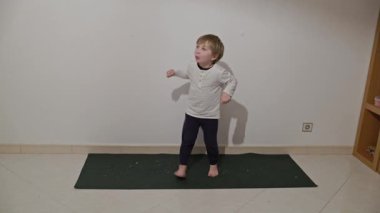 Ev ortamında dans alıştırması yapan bir çocuk