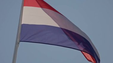 Rüzgarda dalgalanan Hollanda bayrağı