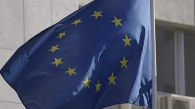 Avrupa Birliği bayrağı bir binaya dalgalanıyor