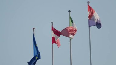 Avrupa Birliği, İtalya, Avusturya ve Hollanda 'nın bayrakları rüzgarda sallanıyor