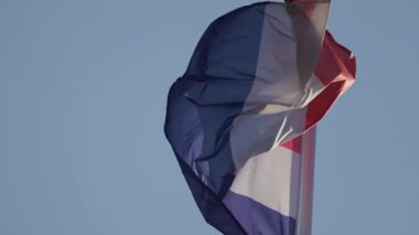 Rüzgarda dalgalanan Hollanda bayrağı