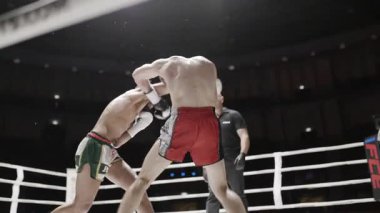 8 Mayıs 2025, Lizbon, Portekiz kickboks müsabakası iki muay thai dövüşçüsü, dinamik bir maç sırasında yumruk ve tekme yumruklaşması.
