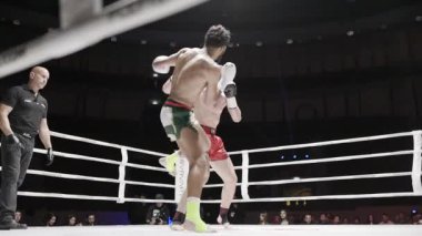 8 Mayıs 2025, Lizbon, Portekiz kickboks müsabakası Muay thai dövüşçüsü boks ringinde rakibini nakavt ediyor