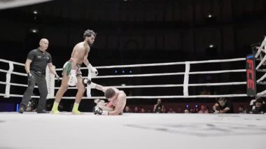 8 Mayıs 2025, Lizbon ve Portekiz kickboks müsabakalarını kazanan dövüşçü Muay Thai maçında rakibini nakavt ederek kutluyor.