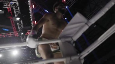 8 Mayıs 2025, Lizbon, Portekiz kickboks müsabakası boksörü ringe giriyor ve zaferini kollarını kaldırarak kutluyor.