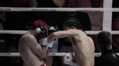 8 Mayıs 2025, Lizbon, Portekiz kickboks müsabakası bir boks maçı sırasında yumruk yumruğa iki boksör.