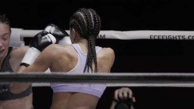 8 Mayıs 2025, Lizbon, Portekiz kickboks müsabakası yoğun bir boks maçı sırasında kadın boksörler yumruk yumruğa dövüşüyor.