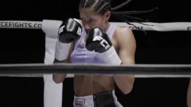 8 Mayıs 2025, Lizbon, Portekiz kickboks yarışması profesyonel kadın boksör antrenmanı ve boks ringinde dövüş.