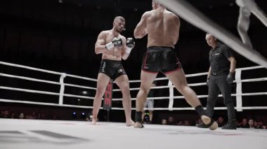 8 Mayıs 2025, Lizbon, Portekiz kickboks müsabakası hakemin gözlemlediği gibi iki kickboksçu bir boks ringinde dövüşüyor.
