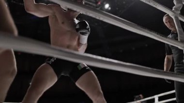 8 Mayıs 2025, Lizbon, Portekiz kickboks müsabakası boksörü bir dövüşü kazandıktan sonra zaferini kutluyor.