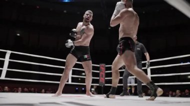 8 Mayıs 2025, Lizbon, Portekiz kickboks müsabakası iki kickboksçu dinamik bir maç sırasında yumruk ve tekme yumruklaşması.