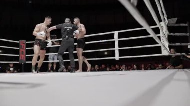 8 Mayıs 2025, Lizbon, Portekiz kickboks müsabakası. İki kickboksçu bir maç sırasında ringde dövüşüyor.