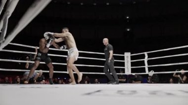 8 Mayıs 2025, Lizbon, Portekiz kickboks müsabakası iki muay thai dövüşçüsü boks ringinde dövüşüyor, bir maç sırasında yumruk yumruğa dövüşüyorlar.
