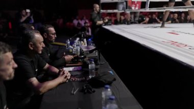 8 Mayıs 2025, Lizbon, Portekiz kickboks müsabakası hakimleri bir maç sırasında dövüşçüleri dikkatle gözlemliyor.