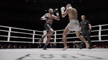 8 Mayıs 2025, Lizbon, Portekiz kickboks müsabakası iki kickboksçu güçlü tekmeler ve yumruklar sergiliyor.