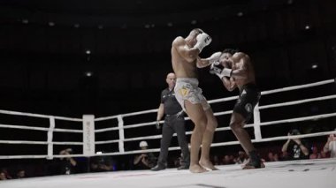 8 Mayıs 2025, Lizbon, Portekiz kickboks müsabakası iki muay thai dövüşçüsü, bir maç sırasında bir dizi yumruk ve tekme.