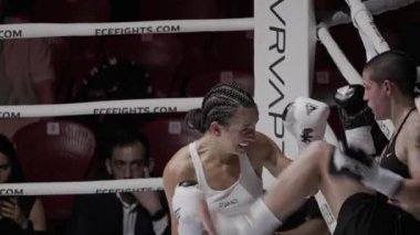 8 Mayıs 2025, Lizbon, Portekiz kickboks müsabakası bir boks maçı sırasında iki kadın boksör yumruk yumruğa dövüşüyor.