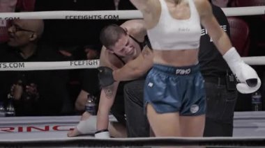 8 Mayıs 2025, Lizbon ve Portekiz kickboks müsabakalarını kazanan bayan dövüşçü, karışık dövüş sanatları dövüşünde rakibini yenerek kutluyor.