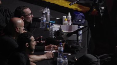 8 Mayıs 2025, Lizbon, Portekiz kickboks yarışması güvenlik personeli izleme, iletişim ve halka açık bir etkinlikte fotoğraf çekme