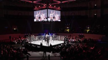 8 Mayıs 2025, Lizbon, Portekiz kickboks müsabakası iki muay thai dövüşçüsü büyük bir seyirci önünde boks ringinde ödül kazandı.