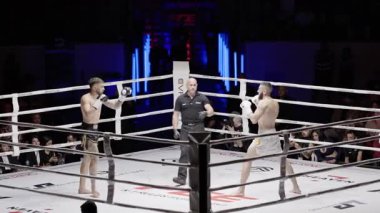 8 Mayıs 2025, Lizbon, Portekiz kickboks müsabakası profesyonel bir maçta iki kickboksçu hakemin gözü önünde yumruk ve tekme atıyor.