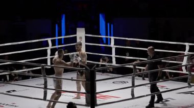 8 Mayıs 2025, Lizbon, Portekiz kickboks müsabakası iki kickboksçu, çevikliklerini ve güçlerini sergileyerek şiddetli bir maç yapıyorlar.