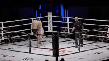8 Mayıs 2025, Lizbon, Portekiz kickboks yarışması Muay thai dövüşçüsü şampiyonluk maçında rakibini nakavt ediyor.