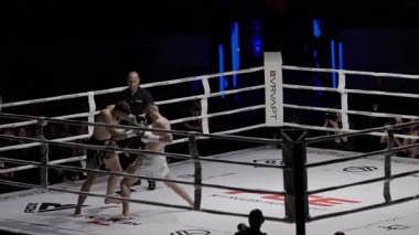 8 Mayıs 2025, Lizbon, Portekiz kickboks müsabakası iki kickboksçu profesyonel bir maçta yarışıyor, yumruk ve tekme atıyor.