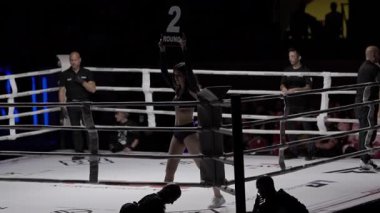 8 Mayıs 2025, Lizbon, Portekiz kickboks müsabakası ring kızı dövüş şampiyonasında ikinci raundu açıkladı.