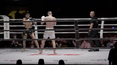 8 Mayıs 2025, Lizbon, Portekiz kickboks müsabakası iki muay thai dövüşçüsü bir maç sırasında yumruk yumruğa dövüşüyor.