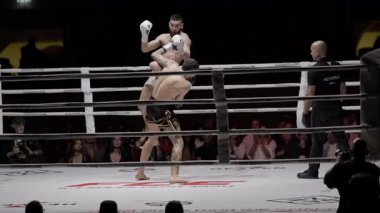 8 Mayıs 2025, Lizbon, Portekiz kickboks müsabakası iki muay thai dövüşçüsü boks ringinde dövüşüyor, bir maç sırasında bir dizi yumruk ve tekme yumruklaşıyorlar.