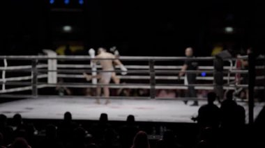 8 Mayıs 2025, Lizbon, Portekiz kickboks müsabakası iki muay thai dövüşçüsü bir hakem ve tezahürat kalabalığı tarafından izlenen boks ringinde yarışıyor.