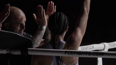 8 Mayıs 2025, Lizbon, Portekiz kickboks müsabakası koçu turlar arasında kadın dövüşçüleri motive eder ve onlara tavsiyelerde bulunur.