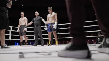 8 Mayıs 2025, Lizbon, Portekiz kickboks müsabakası galibi Muay thai dövüşçüsü son zil sesinden sonra kutluyor.