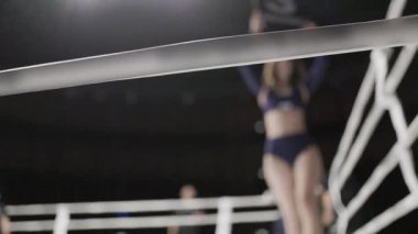 Ring kızı boks ringinde zaferi kutluyor.