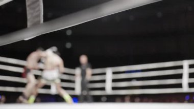 İki dövüşçü Muay Thai boks maçında mücadele ediyor, hareketleri hareket ve enerji bulanıklığı