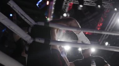 Dövüş için hazırlanan boksör, boks ringinde eline pudra alıyor.