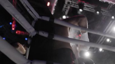 Profesyonel boksör maça hazırlanıyor, magnezyum tozuyla el çırpıyor.