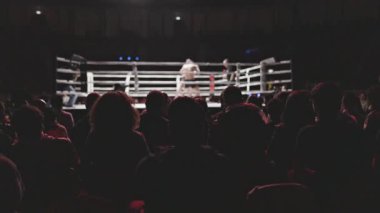 Seyirciler stadyumdaki Muay Thai boks maçını izliyor