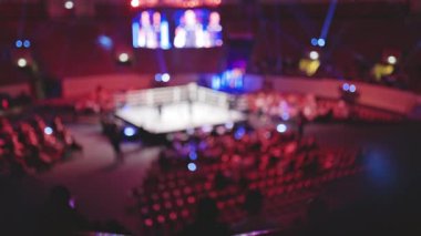 Bulanık boks maçı seyircilerle dolu büyük bir arenada