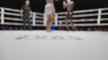 Kickboksörler ringde dövüşüyor, düşük açıyla bakıyorlar.