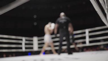 Boksörler ve hakem boks maçından sonra ringden ayrılıyor.