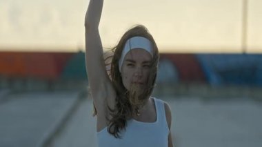 Şehir çatısı üzerinde çağdaş hareketleri pratik yapan zarif bir dansçı.