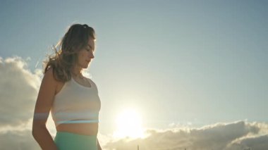 Spor modeli dışarıda güneş ışığıyla ısınıyor.