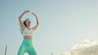 Atletik kadın atlama egzersizleri yapıyor.